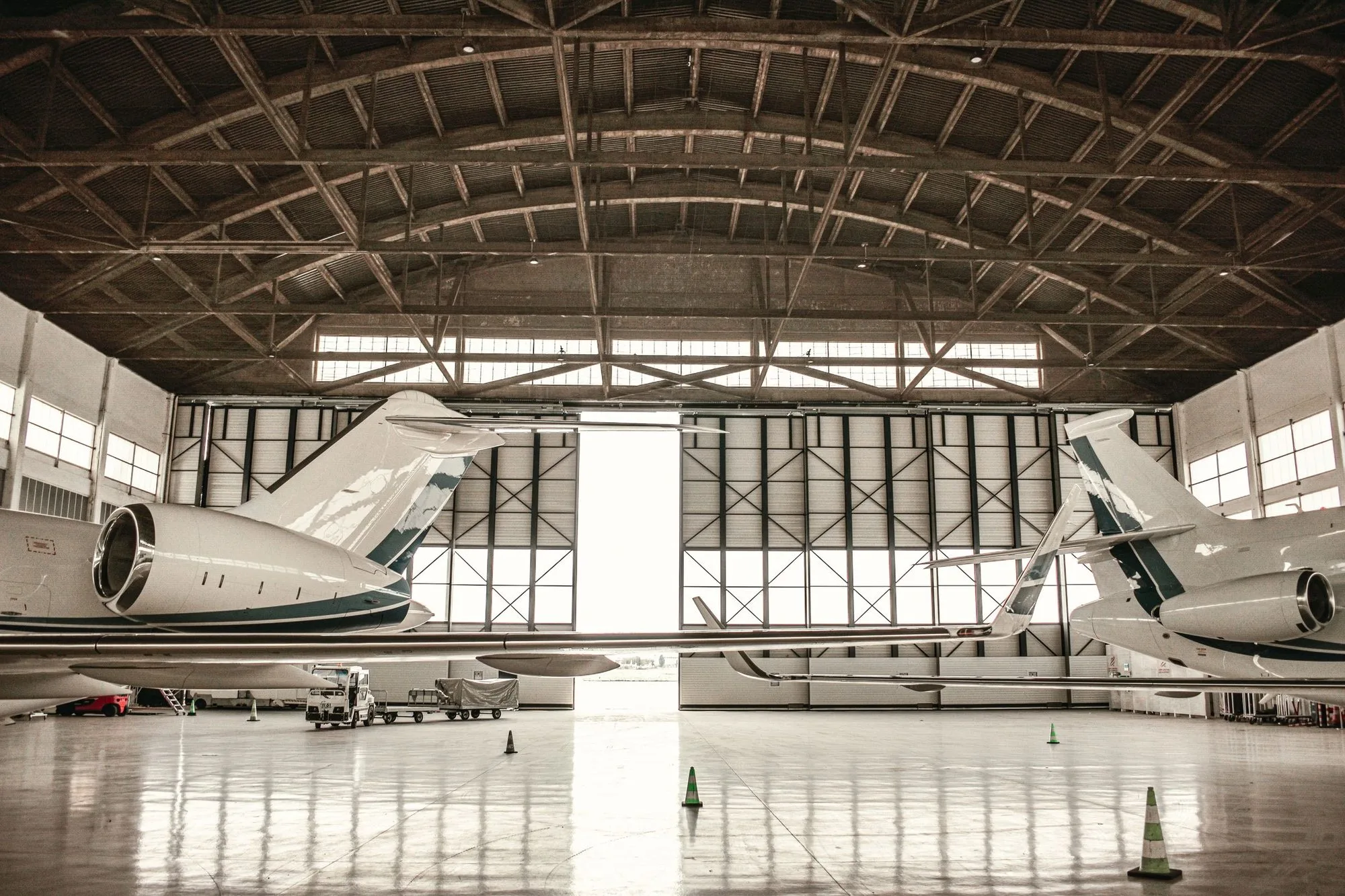 Velivoli in hangar durante la manutenzione: i servizi di ingegneria aerospaziale di SIM4FLIGHT