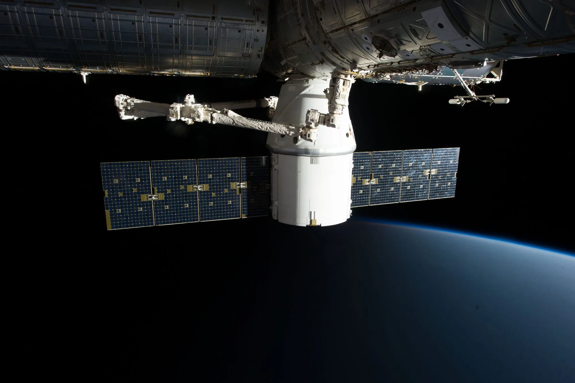 Ingegneria aerospaziale dal cielo all’orbita: capsula spaziale sopra la Terra